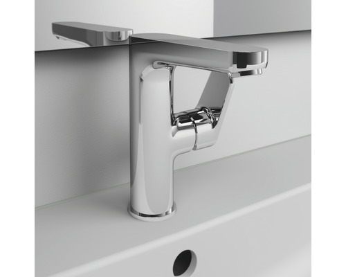 Waschtischarmatur aus Metall auf einem Waschbecken