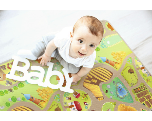 Baby auf Spielmatte mit Strassenmuster und Baby Schriftzug