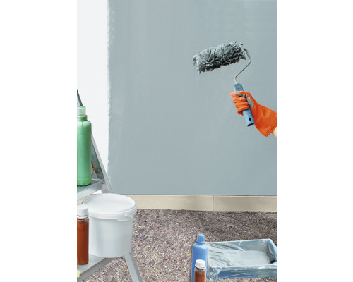 Wandstreichen mit Farbroller, Farbeimer und Abdeckmaterial