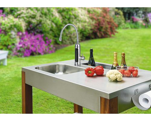 Edelstahl Outdoor-Küche mit Spültischarmatur, Spülbecken und Arbeitsfläche im Garten