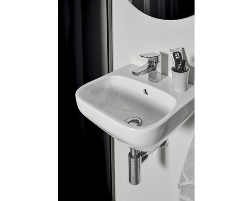 Waschbecken mit Armatur, Siphon und Ablaufloch im Badezimmer
