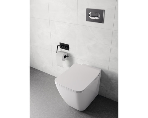 Modernes Badezimmer mit wandhängendem WC, Toilettenpapierhalter und Betätigungsplatte