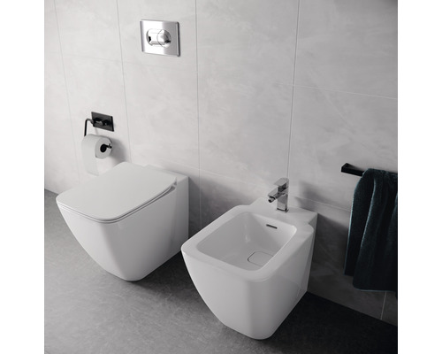 Wandhängendes WC und Bidet in einem Badezimmer.