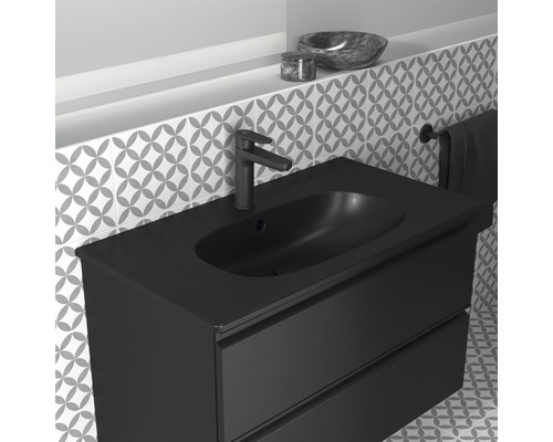 Schwarzer Waschtischunterschrank mit Becken und Armatur im Badezimmer