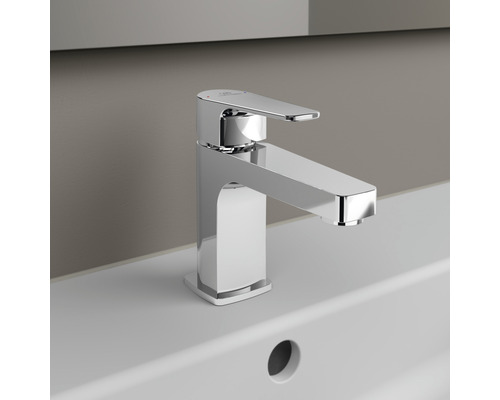 Waschtischarmatur aus Metall auf einem Waschbecken