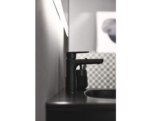 Schwarzer Waschtischmischer auf einem Waschtisch im Badezimmer.