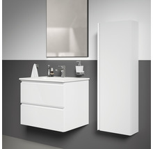 Badezimmer mit Waschbeckenunterschrank, Spiegel und Hochschrank