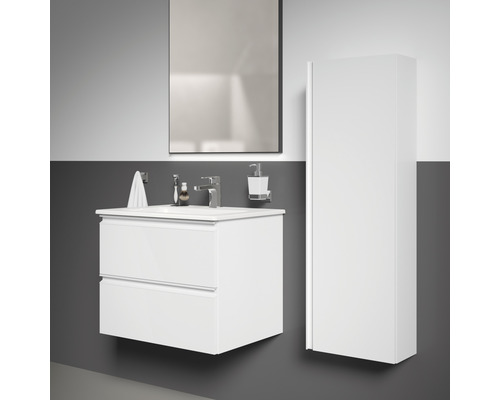 Badezimmer mit Waschbeckenunterschrank, Spiegel und Hochschrank