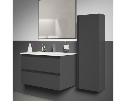 Badezimmer-Szene mit Waschbeckenunterschrank, Spiegel und Hochschrank für Badezimmerzubehör