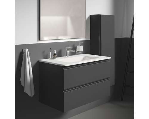 Modernes Badezimmer mit Waschtischunterschrank, Waschbecken, Spiegel und Handtuchhalter