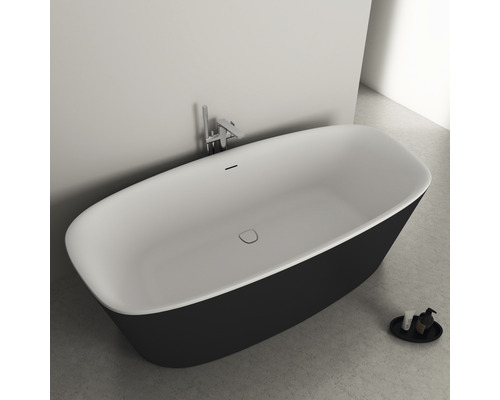 Freistehende Badewanne mit Armatur im Badezimmer.