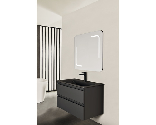 Badezimmer mit Waschbeckenunterschrank, Aufsatzwaschbecken und Spiegel mit Beleuchtung