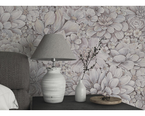 Wohnraum mit Blumentapete, Tischlampe und Dekorationsgegenständen auf einem Nachttisch