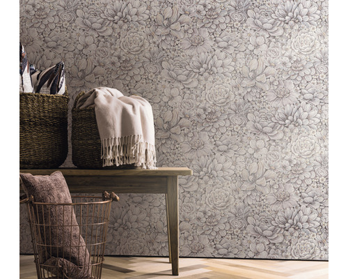 Raumansicht mit Blumentapete, Holzbänken und Körben