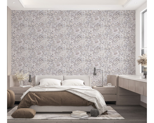 Schlafzimmer mit floral gemusterter Tapete, Bett und Nachttischen in einem hellen, geräumigen Design.