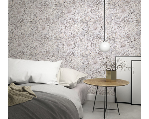 Schlafzimmer mit floraler Tapete, Bett und Beistelltisch