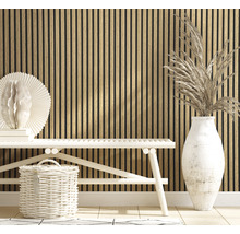 Innenraum mit Holzpaneelwand, Bank, Korb und Vase mit Dekoration