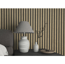 Dekorative Wandgestaltung mit Holzpaneelen im Schlafzimmer mit Lampe und Nachttisch