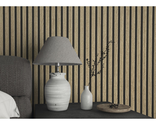 Dekorative Wandgestaltung mit Holzpaneelen im Schlafzimmer mit Lampe und Nachttisch