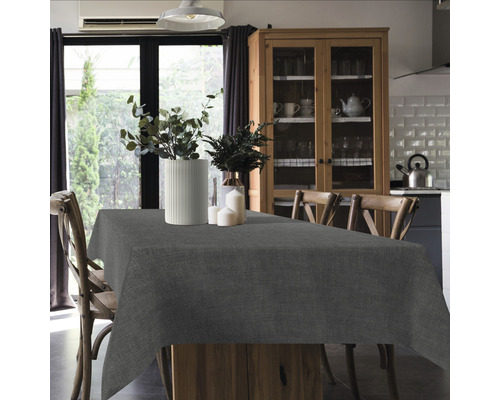 Esstisch mit grauer Tischdecke in einem hellen Raum