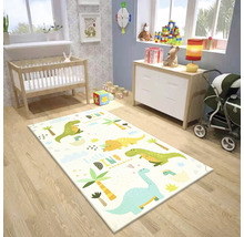 Kinderzimmer mit Kinderbett, Kommode, Kinderwagen und Spielteppich mit Dinosaurier-Motiv