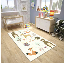 Kinderzimmer mit Spielteppich, Babybett, Kommode und Kinderwagen