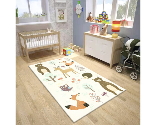 Kinderzimmer mit Spielteppich, Babybett, Kommode und Kinderwagen