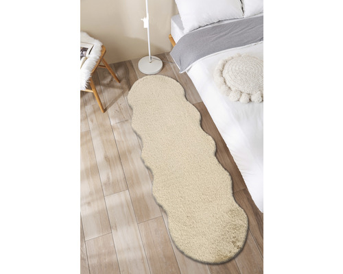 Langfloriger Teppich im Schlafzimmer neben einem Bett und einem Stuhl