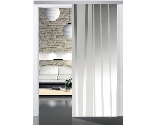 Schiebetür mit Streifenmuster vor Wohnzimmer