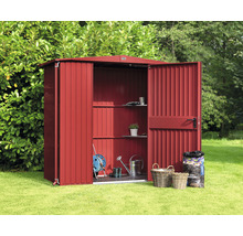 Geöffneter Geräteschrank aus Metall mit Regalen im Garten