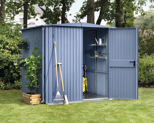 Metall Gartenhaus mit geöffneten Türen, Regalen und Gartengeräten