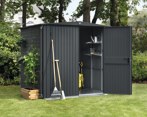 Gartenhaus mit geöffneten Türen, Regalen und Gartengeräten