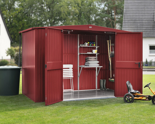 Offener Geräteschuppen aus Metall mit Regalen, Werkzeugen und Gartenzubehör