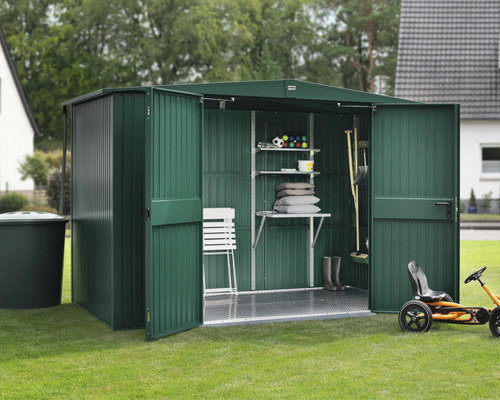 Garten Szene mit Gerätehaus, Gartengeräten und Spielzeug