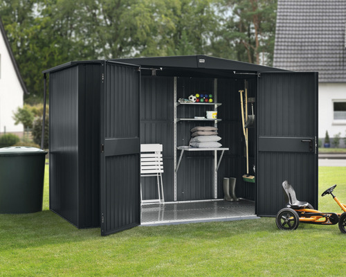 Metall Gartenhaus mit geöffneten Türen und Gartengeräten im Inneren