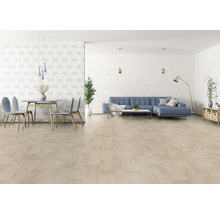 Heller Wohnraum mit Laminatboden, Sofa und Esstisch