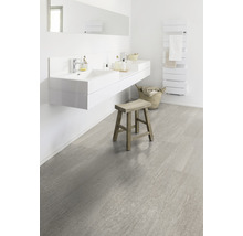 Helles Badezimmer mit Doppelwaschtisch, Heizkörper, Hocker und Bodenfliesen in Steinoptik.