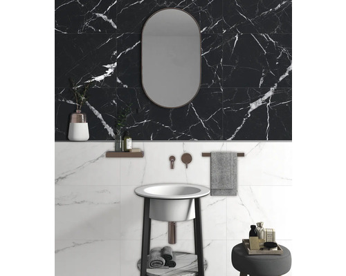 Modernes Badezimmer mit Waschbecken, Spiegel und Marmorfliesen