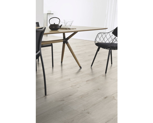Heller Laminatboden in einem Esszimmer mit Tisch und Stühlen.