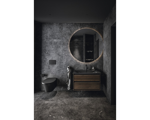 Dunkles Badezimmer mit Wand-WC, Waschtischunterschrank und rundem Spiegel