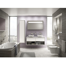 Helles Badezimmer mit Badewanne, Waschtisch, Spiegel, Bidet und Toilette