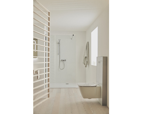 Badezimmer mit Dusche, Toilette und Holzelementen