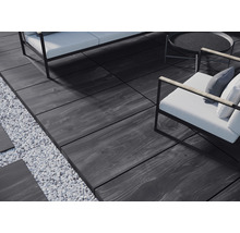 Terrasse mit Möbeln und Platten aus Holzimitat