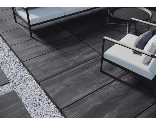 Terrasse mit Möbeln und Platten aus Holzimitat