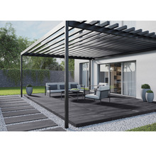 Pergola mit Terrassenmöbeln und Plattenweg im Garten
