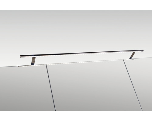 LED Leuchte aus Metall über einem Spiegel