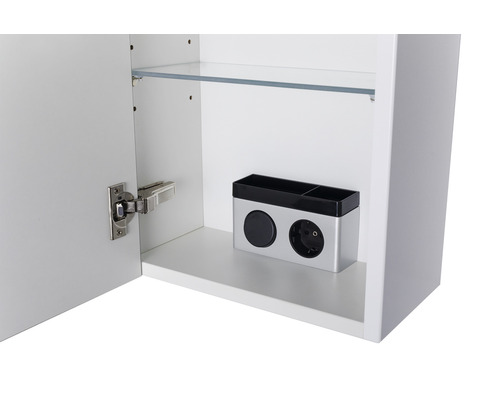 Innenansicht eines Spiegelschrankes mit Glasablage und Steckdosenelement