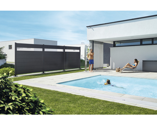 Garten mit Pool, Sichtschutzzaun, Außendusche und entspannenden Personen