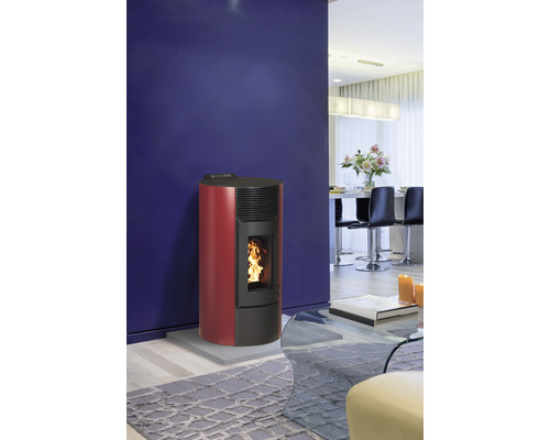 Pelletkaminofen in einem modern eingerichteten Wohnzimmer.