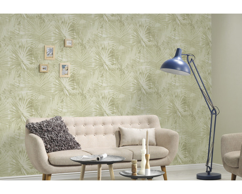 Wohnzimmer mit Sofa, Stehlampe und Tapete mit Pflanzenmuster